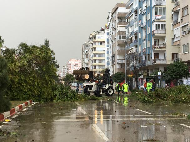 Antalya Havalimanı'nda hortum: 2 uçak hasar gördü