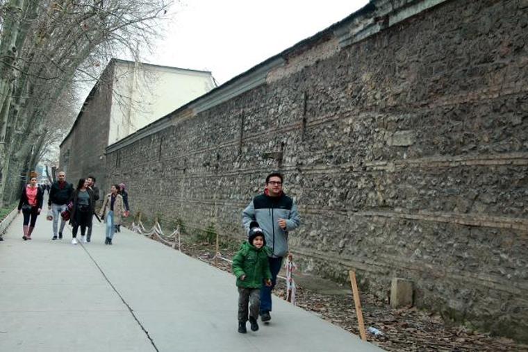 Dolmabahçe Sarayı'nın duvarından dökülen taşlar tehlike saçıyor