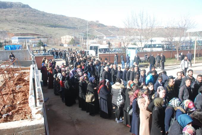 6 aylık geçici iş için kuyruk oluştu