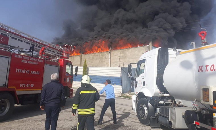 Mersin'de çakmak fabrikasında yangın