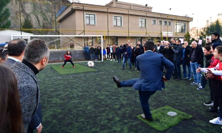 Ekrem İmamoğlu yeşil sahaya indi