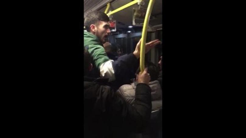 Taraftarlar Metrobüs durağında tekme tokat kavga etti