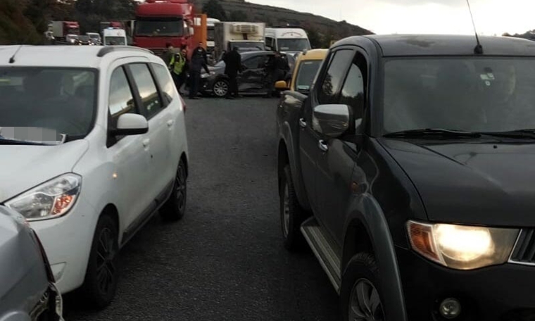 TIR'dan yola mazot sızınca yol savaş alanına döndü