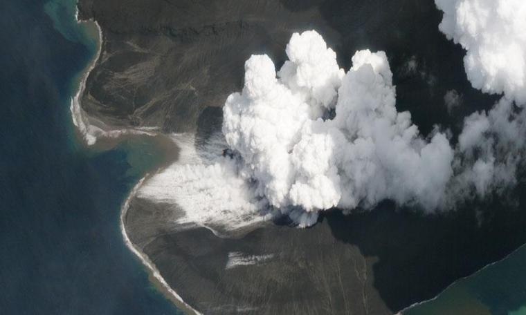 Anak Krakatau Yanardağı: Uydu fotoğrafları yıkımı gösterdi