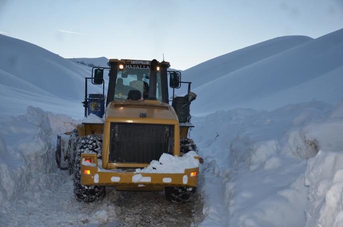 Hakkari'de kar kalınlığı 4 metreyi buldu