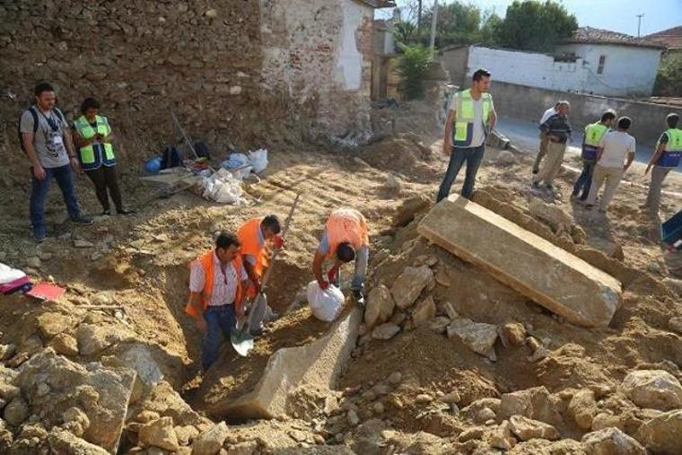 Binlerce yıllık tarihi alanların üzerine moloz döktüler