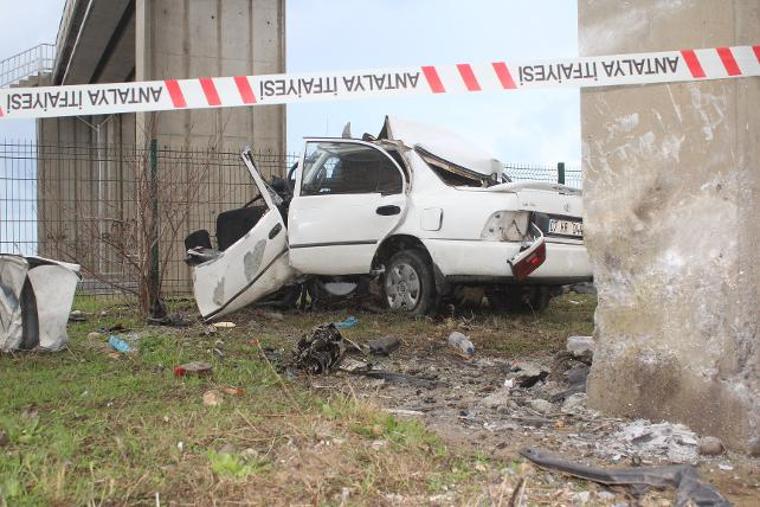 Antalya’da feci kaza: Karı-koca öldü, oğulları yaralı