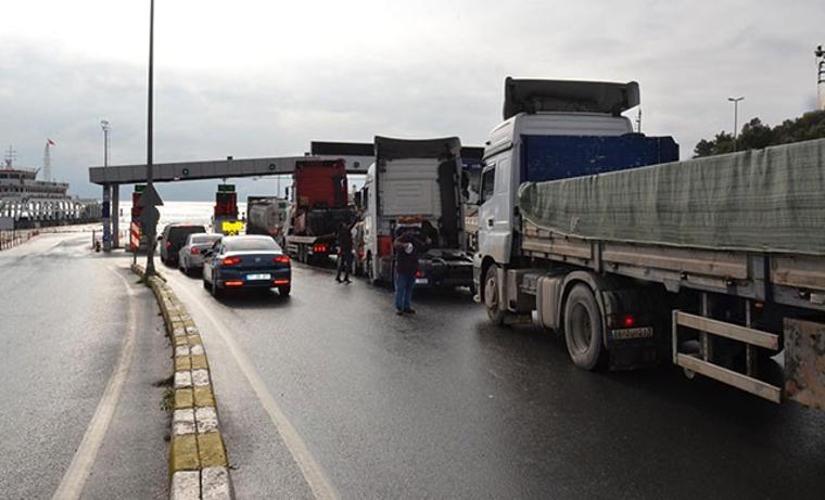 Köprü geçiş ücretleri artınca feribot kuyrukları oluştu