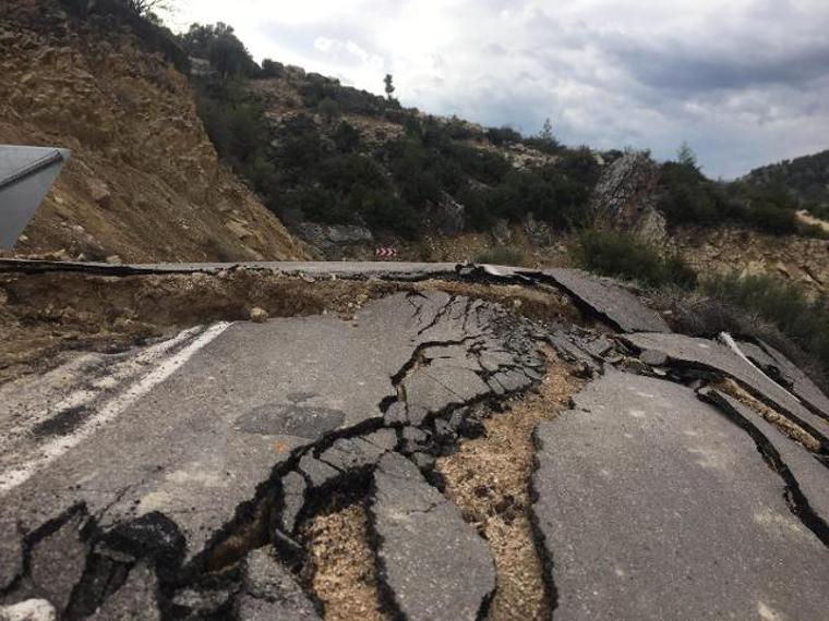 Mersin'de heyelan yol kapattı