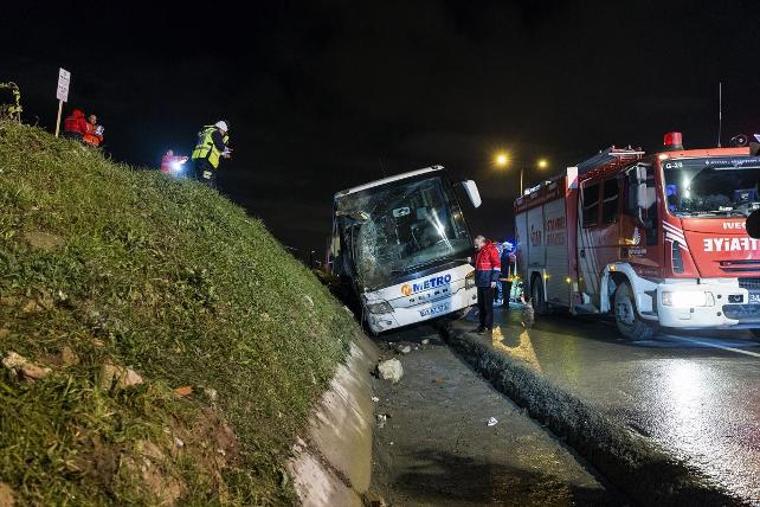 İstanbul'da yolcu otobüsü devrildi: 2 ölü, 21 yaralı