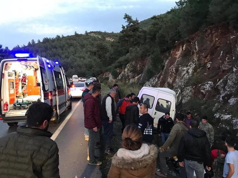 Bodrum'da askerleri taşıyan minibüs kayalıklara çarptı: 3 yaralı