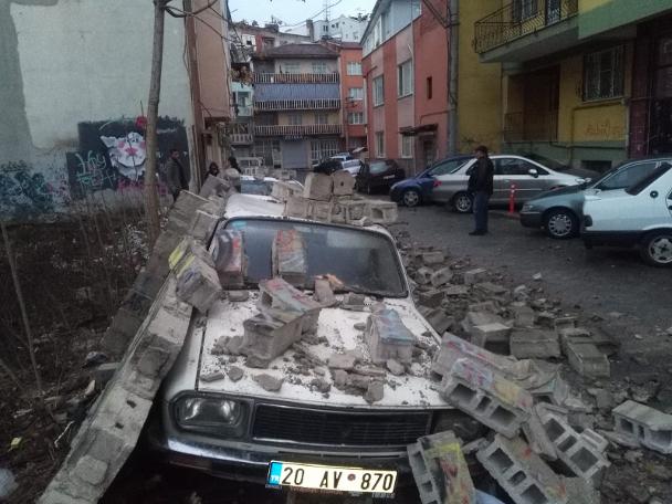 Denizli'de bahçe duvarı araçların üzerine yıkıldı