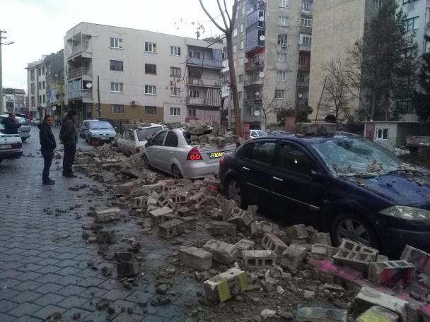 Denizli'de bahçe duvarı araçların üzerine yıkıldı