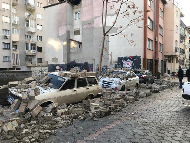 Denizli'de bahçe duvarı araçların üzerine yıkıldı