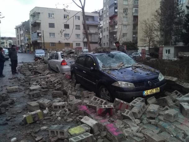 Denizli'de bahçe duvarı araçların üzerine yıkıldı