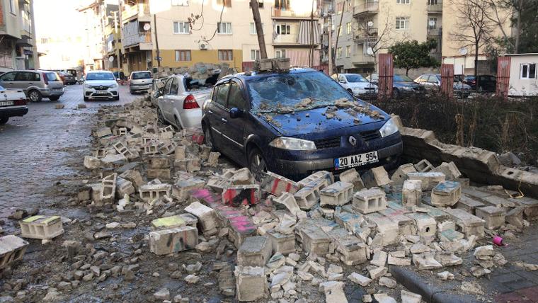 Denizli'de bahçe duvarı araçların üzerine yıkıldı