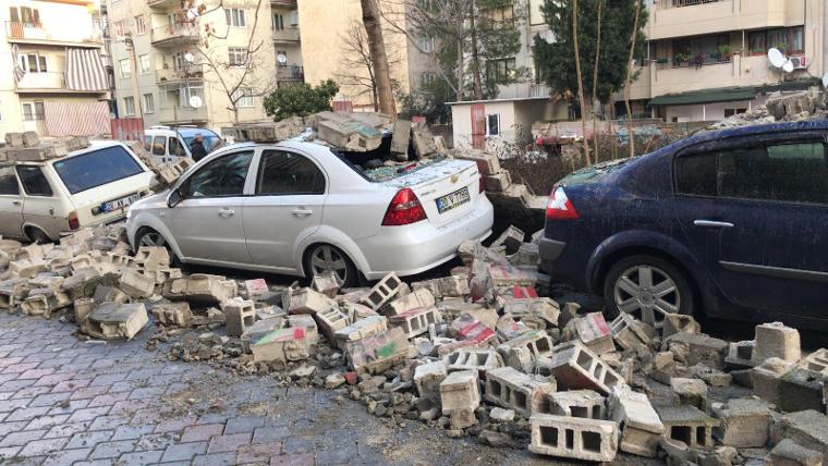 Denizli'de bahçe duvarı araçların üzerine yıkıldı