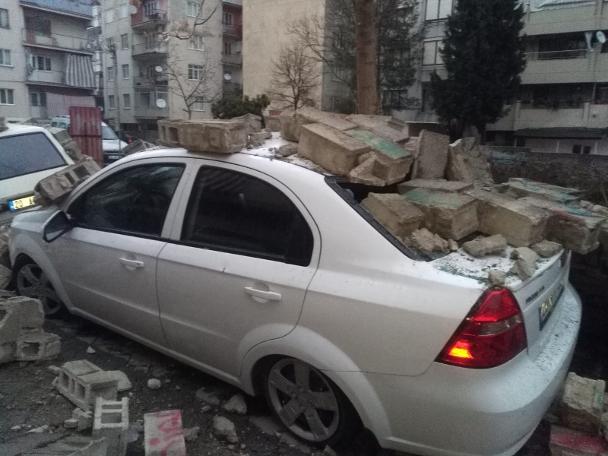 Denizli'de bahçe duvarı araçların üzerine yıkıldı