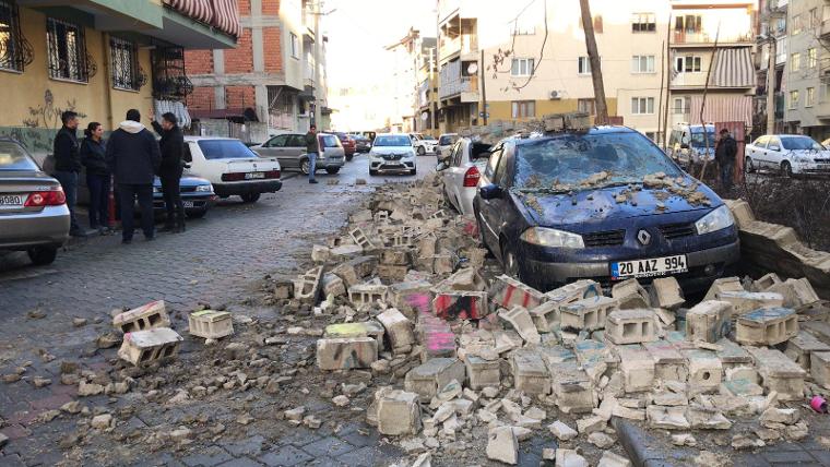 Denizli'de bahçe duvarı araçların üzerine yıkıldı