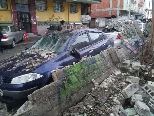 Denizli'de bahçe duvarı araçların üzerine yıkıldı