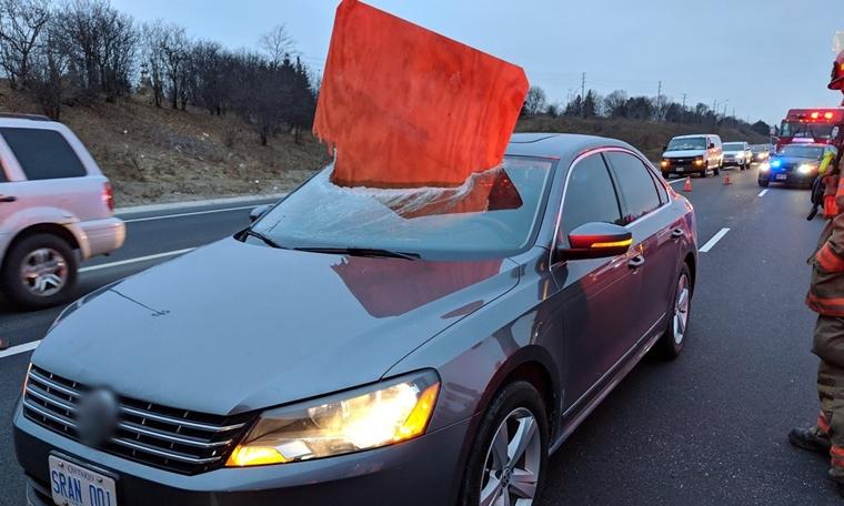 Otobanda seyreden otomobilin camına levha düştü