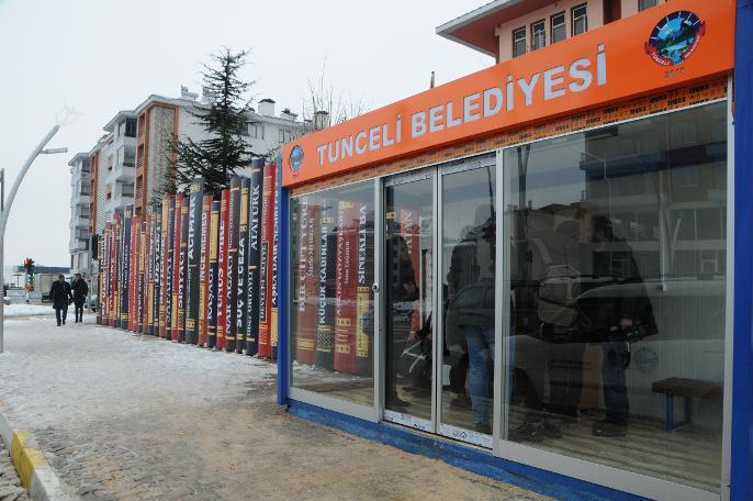 Tunceli'de klimalı otobüs durakları kuruldu