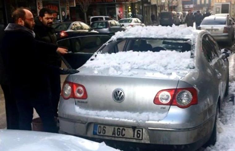 Çatıdan düşen kar otomobilleri hurdaya çevirdi