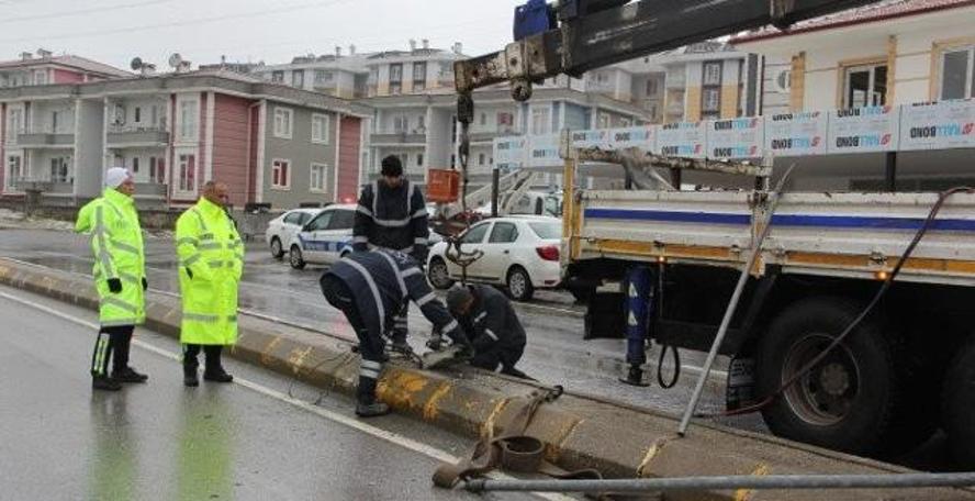 Otomobilden fırlayan genç kız feci şekilde can verdi