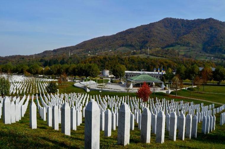 Srebrenitsa'da anıt mezarlığına domuz parçaları bırakıldı