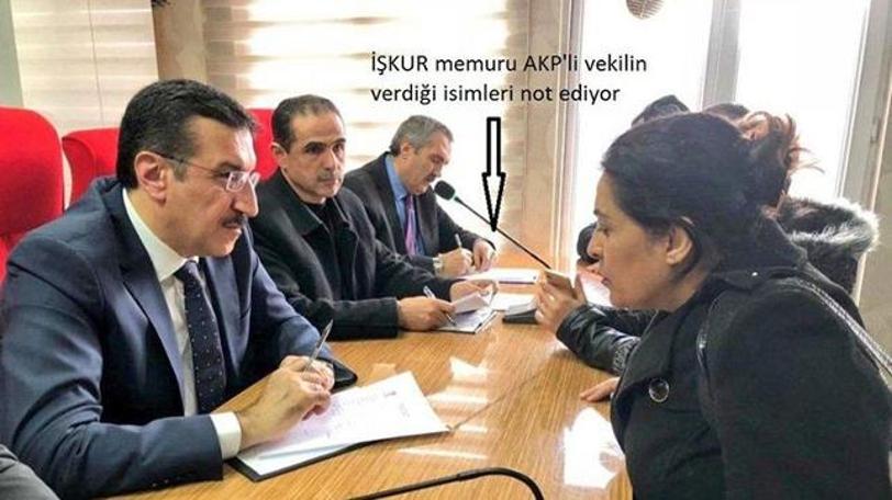 Pes dedirten fotoğraf! AKP toplantısında devlet memuru iş başında