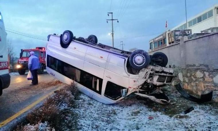 Öğrenci servisi buzlanan yolda devrildi: 12 yaralı