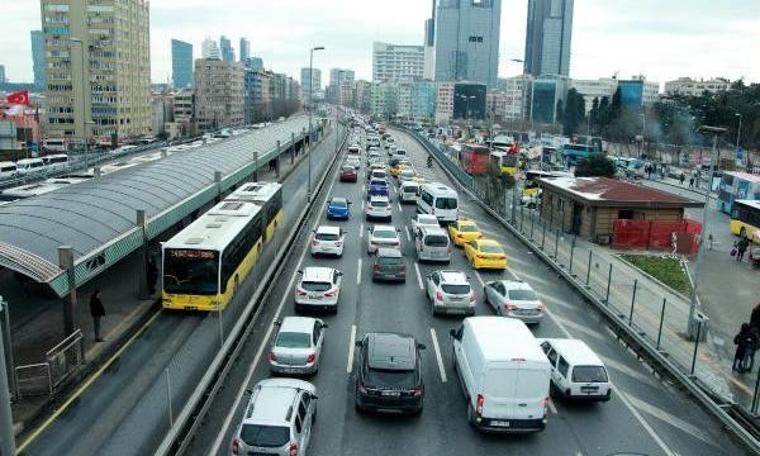 D-100 Karayolunu 4 araç birbirine girdi: Trafik kilit