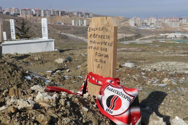 Hristiyan futbolcunun mezarına 'Ruhuna Fatiha' yazıldı