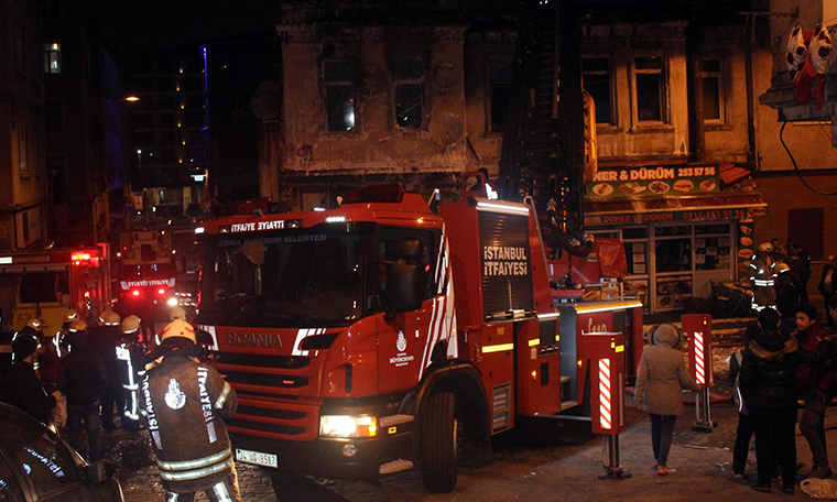 Beyoğlu'nda iki katlı binada yangın