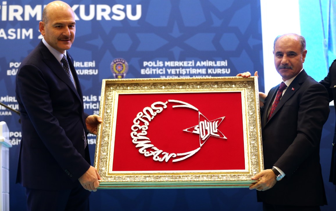 Atatürk'lü bayrağa izin yok, Soylu'ya var!