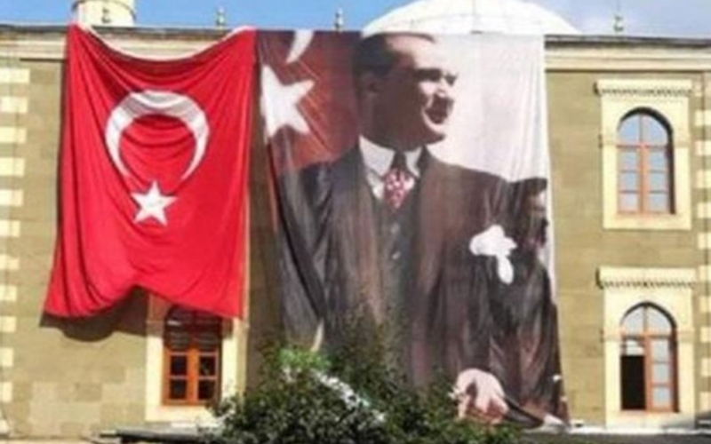 Müftü Yardımcısı kaldırılmasını istemişti... Cami deposundan Atatürk posteri ve Türk bayrağını çaldılar!