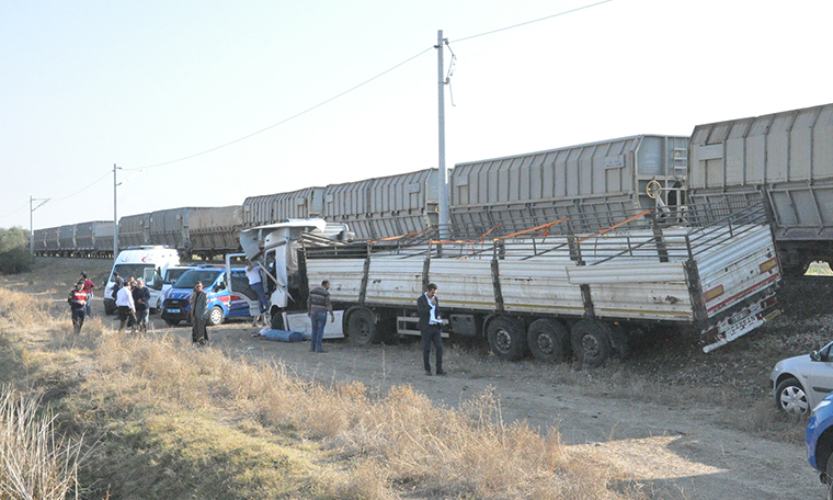 Yozgat’ta yük treni tıra çaptı: 1 ölü