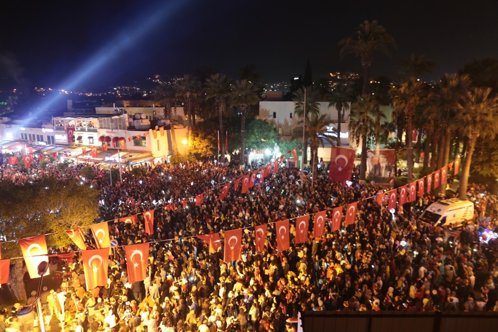 Bodrum’da binler sokağa döküldü, dev Türk bayrağı denizde dalgalandı