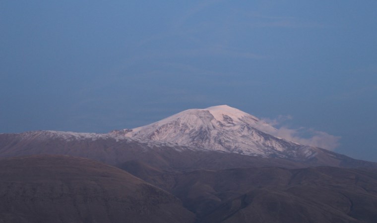 Ağrı Dağı’na yılın ilk karı yağdı