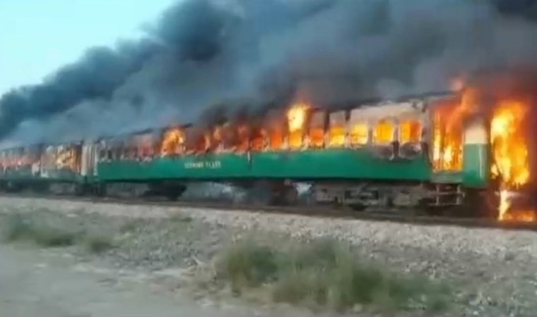 Pakistan'da tren yangını: Trende yolcuların kullandığı tüpün patlaması sonucu en az 65 kişi öldü