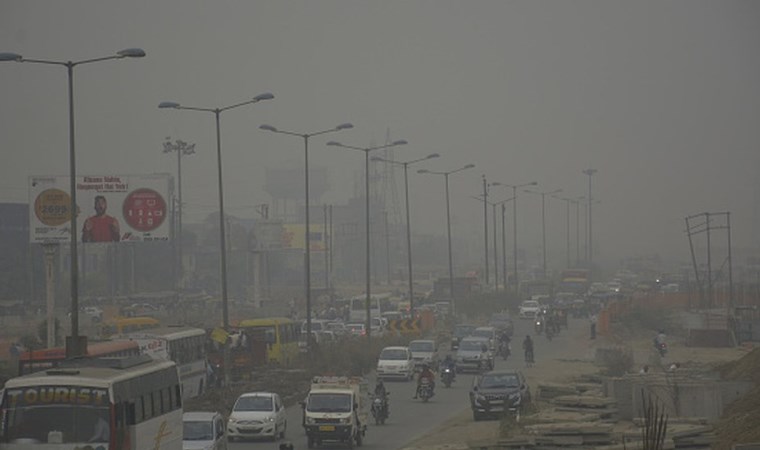 Yeni Delhi 'dev bir gaz odasına' dönüştü: Okullar tatil edildi, milyonlarca gaz maskesi dağıtıldı