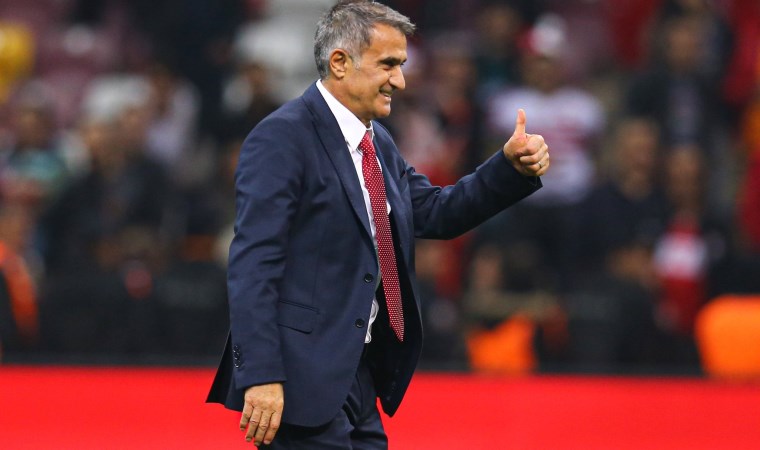 Şenol Güneş üçlü çektirdi, futbolcular seyirciyi selamladı