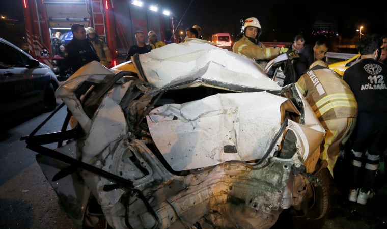 Belediye otobüsü otomobile çarptı: 1'i ağır 3 yaralı