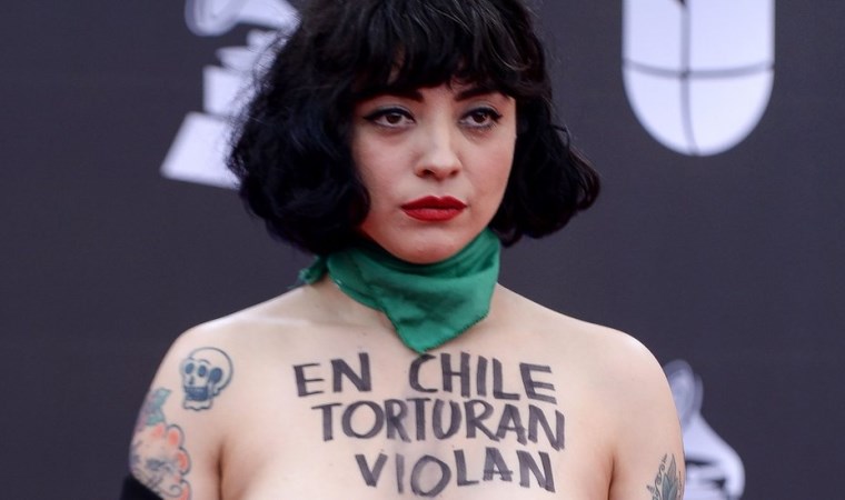 Mon Laferte: Şilili şarkıcıdan Latin Grammy Ödülleri'nde kırmızı halıda üstsüz protesto