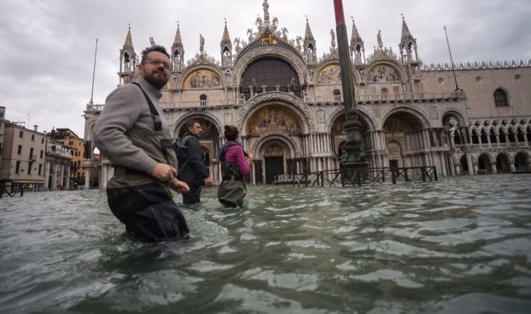 Venedik'te su seviyesi yeniden yükseldi, San Marco Meydanı kapatıldı