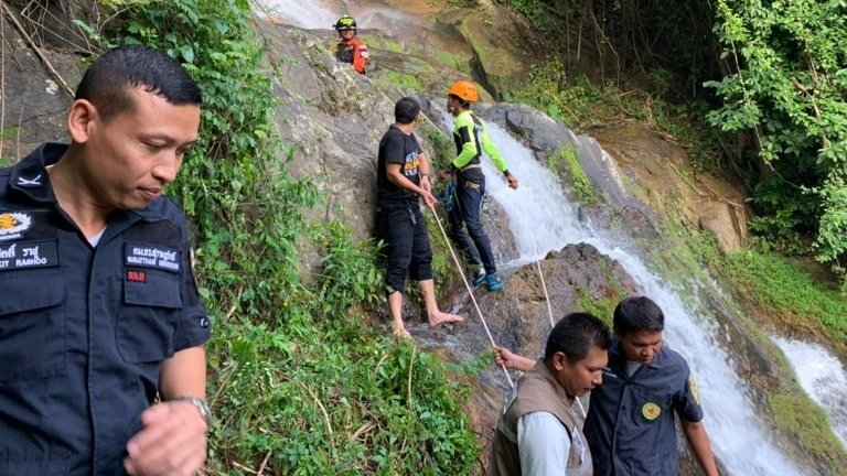 Fransız turist, Tayland'da şelalede selfie çekerken 80 metre aşağı düşerek öldü