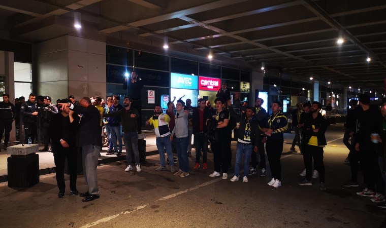 Fenerbahçe'ye taraftardan sabaha karşı jest