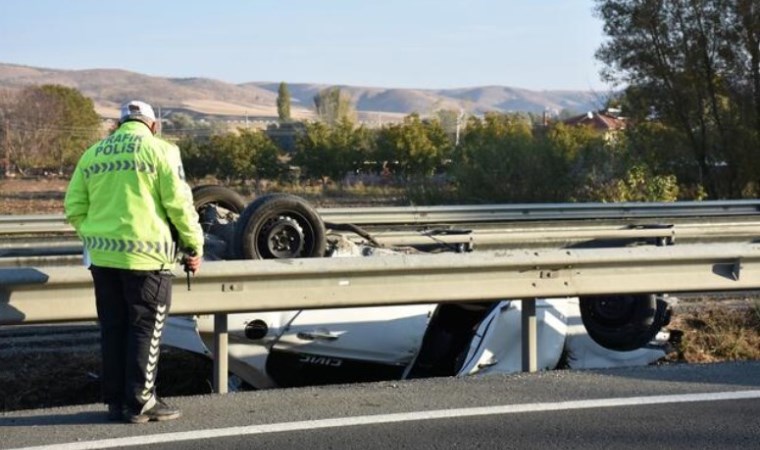 TIR'a çarpan otomobil 70 metre sürüklendi: 1 ölü, 5 yaralı