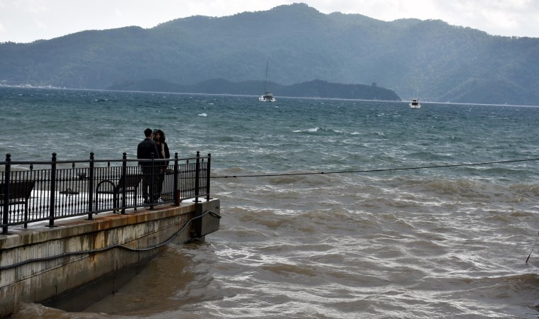 Marmaris'te deniz kahverengi oldu