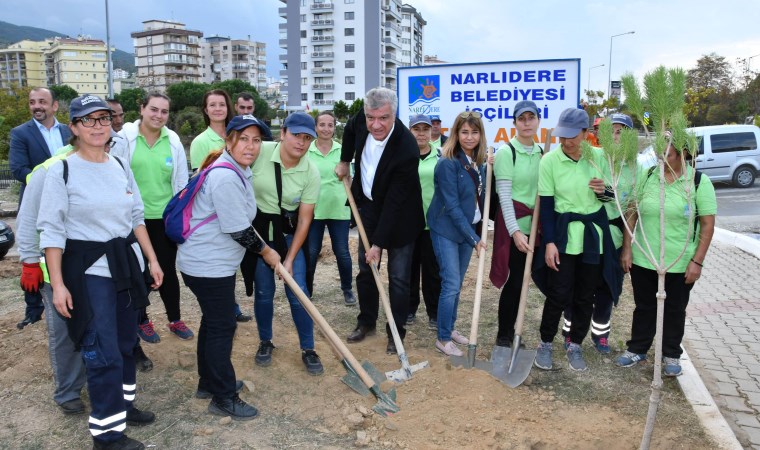 Narlıdere'de her belediye emekçisi için bir fidan